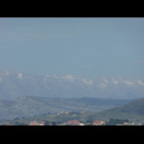 Blick zurück auf die schneebedeckten Berge des Kantabrischen Gebirges